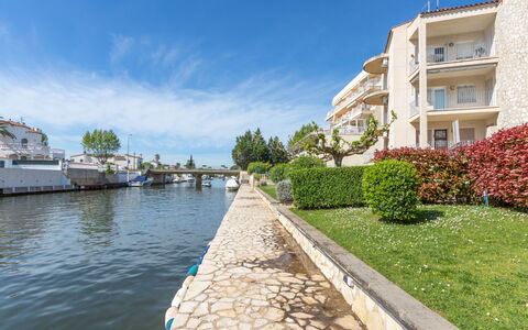Flamicell: Agua, Planta, Cielo, Nube, Edificio, Ventana, Watercraft, Barco, Árbol, Corriente De Agua