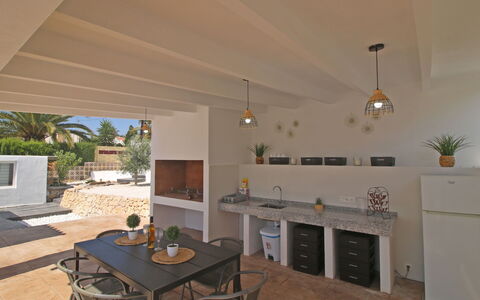 Claudia: Planta, Mueble, Propiedad, Ventana, Silla, Edificio, Madera, Encendiendo, Maceta, Arquitectura