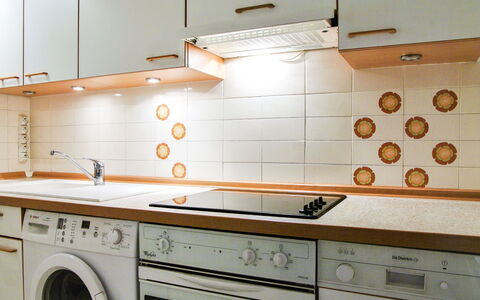 Chamonix 490: Gabinetes, Cuarto De Lavado, Propiedad, Mostrador, Mueble, Edificio, Estufa De Cocina, Aparato De Cocina, Producto, Cocina