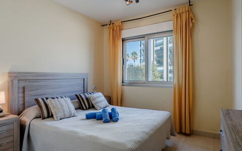 Bahia del Sol: Mueble, Madera, Piso, Suelo, Diseño De Interiores, Cama, Habitación, Habitación, Lecho, Sábana