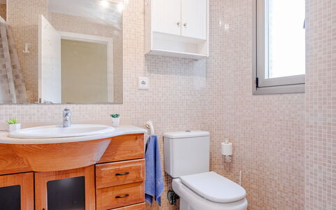 Bahia del Sol: Lavabo Del Baño, Baño, Arreglo De Tubería, Piso, Lavabo, Baño, Mueble De Baño, Asiento Del Baño, Suelo, Diseño De Interiores
