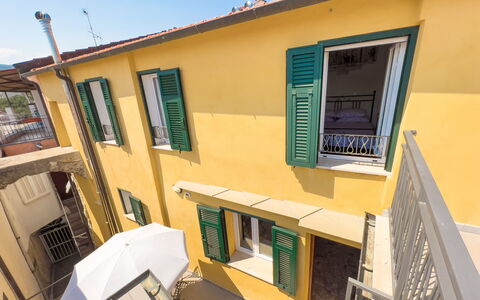 La Casetta Di Emma - Villa Faraldi: Cielo, Propiedad, Tiempo De Día, Edificio, Ventana, Barrio, Sombra, Diseño Urbano, Casa