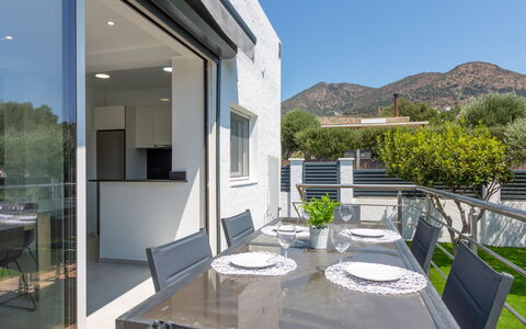 Gironés: Mesa, Edificio, Planta, Mueble, Propiedad, Cielo, Ventana, Maceta, Silla, Sombra