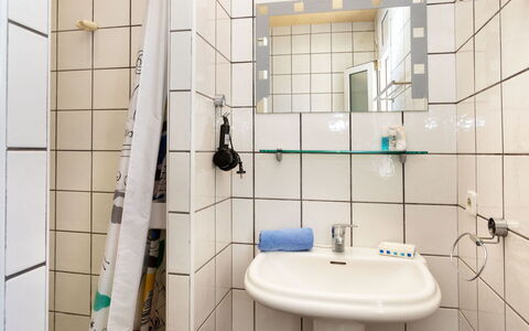 Lloret de Mar 413: Arreglo De Tubería, Grifo, Lavabo, Baño, Púrpura, Arquitectura, Diseño De Interiores, Lavabo Del Baño, Rectángulo