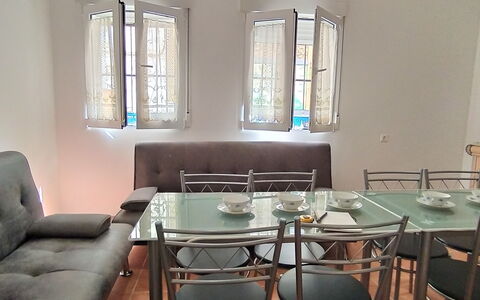 Rainbow: Mesa, Mueble, Propiedad, Ventana, Silla, Sofá, Encendiendo, Diseño De Interiores, Piso