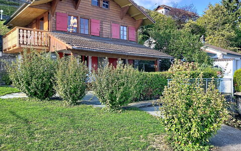 Le Cabanon: Edificio, Casa, Arbusto, Casa, Barrio Residencial, Techo, Cabaña, Jardín, Primavera