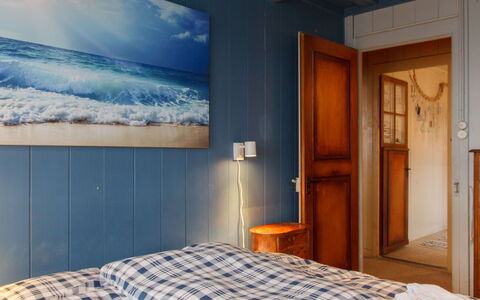 Le Cabanon: Madera, Habitación, Mueble, Sábana, Diseño De Interiores, Suelo, Cama, Piso, Lecho, Habitación