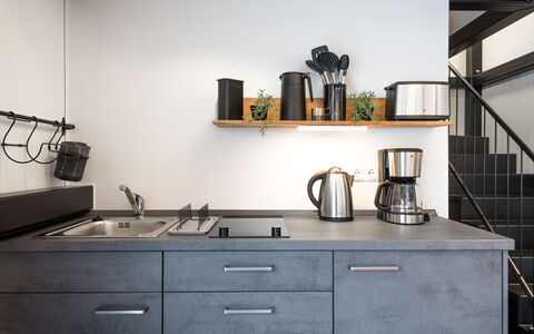 Tiny Haus Westerwald 16 Blue: Gabinetes, Grifo, Fregadero, Lavabo, Mostrador, Propiedad, Mueble, Cocina, Negro, Encendiendo