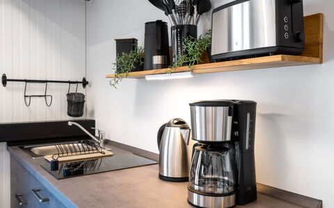 Tiny Haus Westerwald 16 Green: Propiedad, Mostrador, Vajilla, Aparato De Cocina, Cocina, Planta, Producto, Gabinetes, Estufa De Cocina, Diseño De Interiores