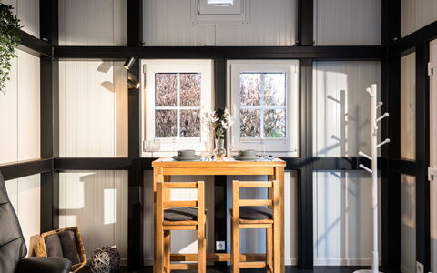Tiny Haus Westerwald 16 Green: Mueble, Propiedad, Negro, Ventana, Edificio, Mesa, Madera, Diseño De Interiores, Piso
