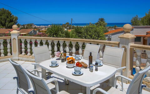Villa Polonia Mouche: Mesa, Vajilla, Mueble, Cielo, Propiedad, Edificio, Silla, Mesa Al Aire Libre, Azur, Mueble Para Exteriores