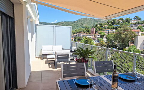Indigo Bay: Mesa, Mueble, Planta, Vajilla, Edificio, Azur, Silla, Sombra, Maceta, Cielo