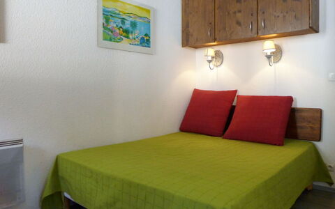 Chamonix 600: Cama, Habitación, Mueble, Habitación, Sábana, Propiedad, Diseño De Interiores, Verde, Pared, Marco De La Cama