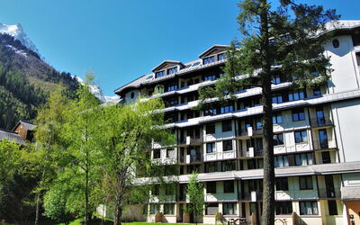 Chamonix 600: Cielo, Planta, Edificio, Propiedad, Verde, Árbol, Bloque De Pisos, Diseño Urbano, Arquitectura, Hierba