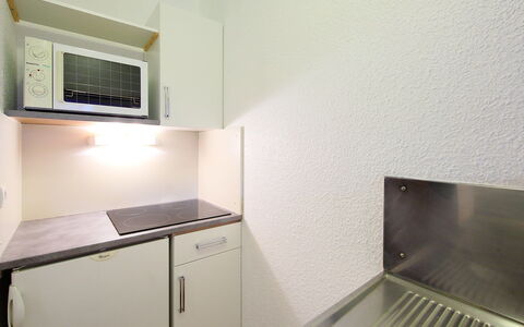 Chamonix 630: Propiedad, Habitación, Cocina, Mostrador, Mueble, Casa, Bienes Raíces, Gabinetes, Edificio, Suelo