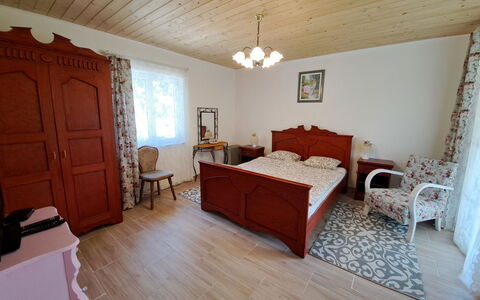 Balatoni Farmhaz: Mueble, Edificio, Mesa, Propiedad, Ventana, Comodidad, Silla, Madera, Gabinetes, Marco