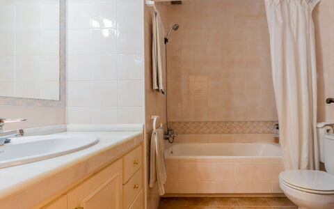 Torredembarra 109: Bañera, Arreglo De Tubería, Grifo, Mueble De Baño, Barra De La Ducha, Alcachofa De La Ducha, Baño, Ducha, Edificio