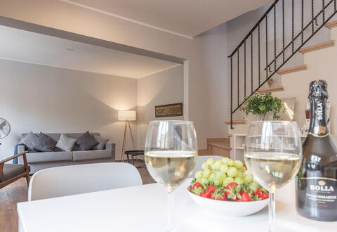 Casa Del Porto: Comida, Propiedad, Botella, Vajilla, Mesa, Diseño De Interiores, Ingrediente, Comodidad, Mostrador