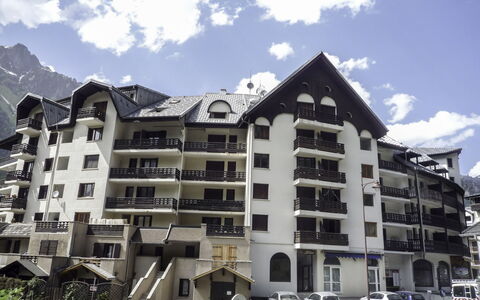 Gentiane: Nube, Cielo, Edificio, Propiedad, Ventana, Montaña, Diseño Urbano, Coche, Condominio, Bloque De Pisos