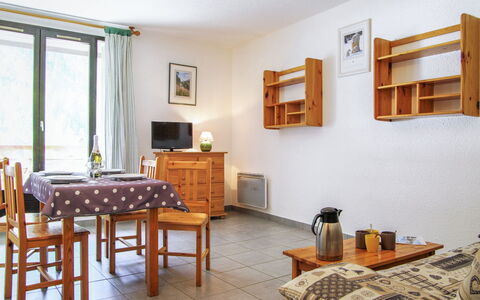 Gentiane: Mueble, Propiedad, Mesa, Marco, Madera, Diseño De Interiores, Piso, Suelo, Gabinetes, Sala