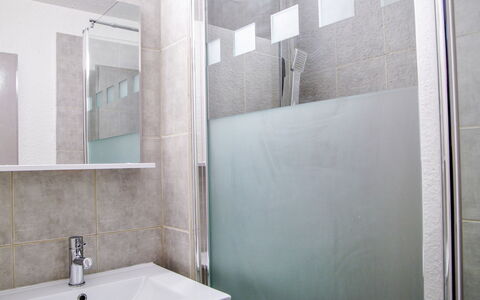 Gentiane: Baño, Loseta, Propiedad, Habitación, Pared, Grifo, Diseño De Interiores, Arquitectura, Suelo, Accesorio De Baño