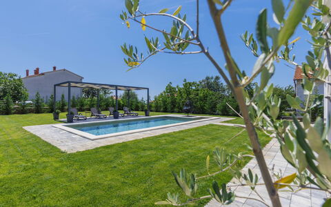 Villa Essea: Planta, Cielo, Piscina, Edificio, Sombra, Hierba, Ocio, Árbol, Condominio, Diseño Urbano