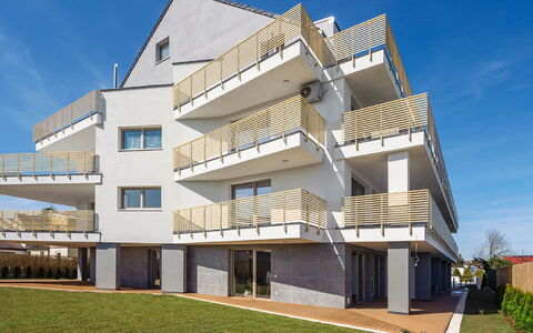 Gea Eco: Nube, Cielo, Agua, Montaña, Edificio, Tierras Altas, Árbol, Cuerpo De Agua, Ventana, Lago