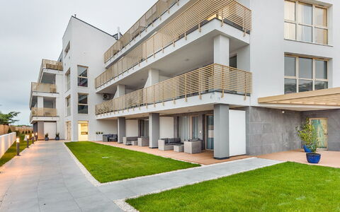 Gea Eco: Nube, Cielo, Agua, Montaña, Edificio, Tierras Altas, Árbol, Cuerpo De Agua, Ventana, Lago