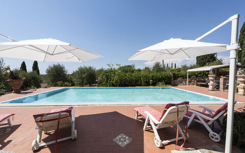 Villa Cevoli: Agua, Cielo, Edificio, Planta, Propiedad, Piscina, Azur, Sombra, Mueble Para Exteriores, Casa