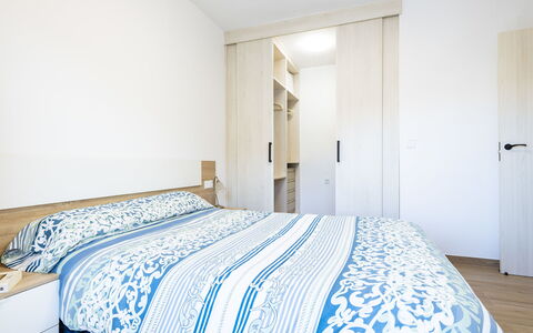 Orion: Mueble, Edificio, Propiedad, Comodidad, Azur, Puerta, Marco De La Cama, Textil, Casa