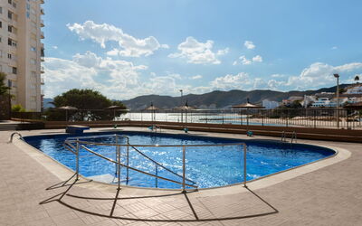 Cullera 60: Agua, Nube, Cielo, Propiedad, Edificio, Azur, Piscina, Diseño Urbano, Ocio, Árbol