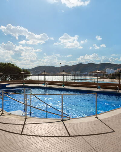 Orion: Agua, Nube, Cielo, Propiedad, Edificio, Azur, Piscina, Diseño Urbano, Ocio, Árbol
