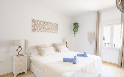 Puerto Banus Opq: Mueble, Edificio, Comodidad, Planta, Almohada, Madera, Textil, Planta De Casa, Ventana, Piso