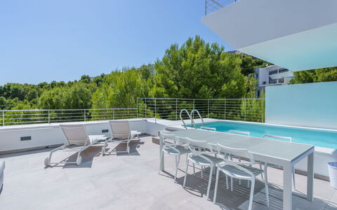Kristina: Cielo, Tiempo De Día, Mueble, Agua, Edificio, Piscina, Sombra, Mueble Para Exteriores, Árbol, Diseño Urbano
