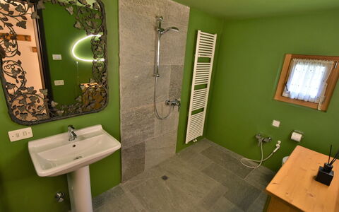 Baita Barin: Espejo, Lavabo, Propiedad, Grifo, Arreglo De Tubería, Verde, Lavabo Del Baño, Edificio, Baño, Ventana