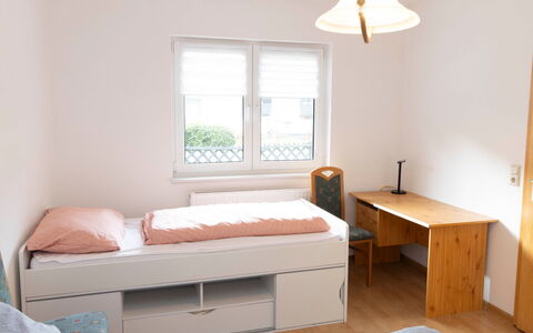 Enikö: Mueble, Cama, Habitación, Diseño De Interiores, Madera, Suelo, Piso, Sábana, Lecho, Habitación