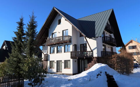 Harrachov 552: Agua, Planta, Cielo, Propiedad, Piscina, Azul, Árbol, Cuerpo De Agua, Sombra, Hierba