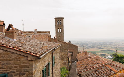 Appartamento Mancini: Cielo, Nube, Madera, Ladrillo, Casa, Enladrillado, Techo, Ventana, Árbol, Área Rural