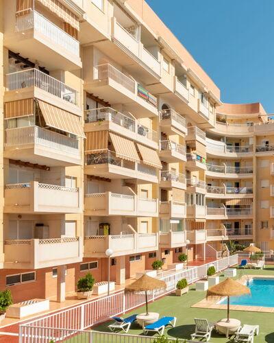 Las Mariposas: Edificio, Propiedad, Cielo, Agua, Ventana, Piscina, Diseño Urbano, Arquitectura, Condominio, Bloque De Pisos