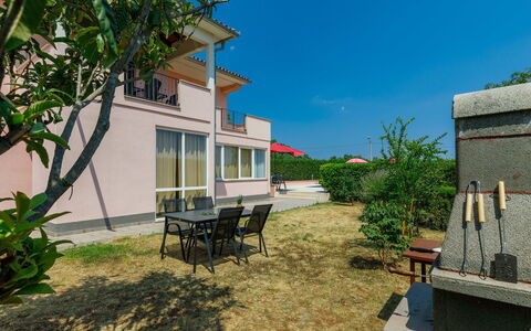 Goga: Edificio, Cielo, Planta, Azur, Sombra, Ventana, Cabaña, El Terreno Del Lote, Casa, Mueble Para Exteriores