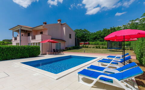 Goga: Nube, Cielo, Planta, Edificio, Propiedad, Piscina, Casa, Azur, Árbol, Mueble Para Exteriores