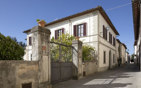 Villa La Cicogna Tuscany: Cielo, Ventana, Edificio, Planta, Árbol, Casa, Puerta, Diseño Urbano, Barrio Residencial, Superficie De La Carretera