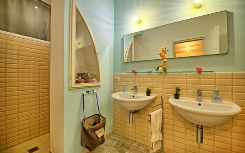 Casa Riva: Espejo, Grifo, Lavabo, Arreglo De Tubería, Propiedad, Lavabo Del Baño, Edificio, Baño, Púrpura, Madera