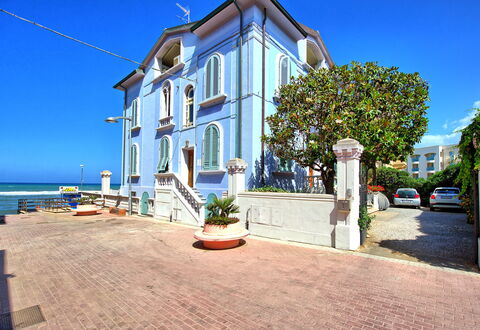Casa Riva: Cielo, Planta, Propiedad, Edificio, Agua, Ventana, Árbol, Barrio Residencial, Bienes Raíces, Fachada
