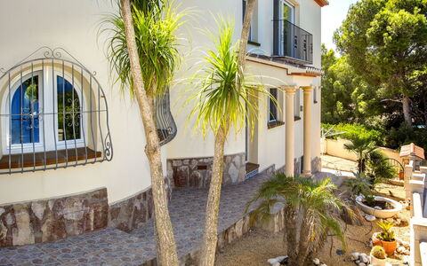 Villa la Tahona: Planta, Edificio, Ventana, Árbol, Arquitectura, Arecales, Amarillo, Casa, Barrio Residencial, Barrio