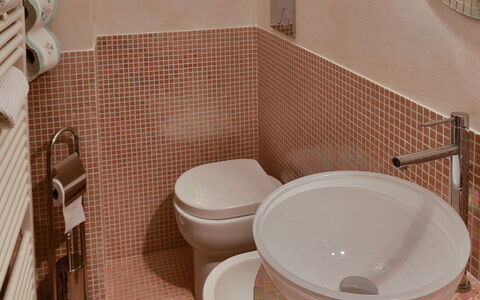 La Quiete: Marrón, Arreglo De Tubería, Grifo, Lavabo Del Baño, Propiedad, Lavabo, Baño, Vajilla, Diseño De Interiores, Púrpura