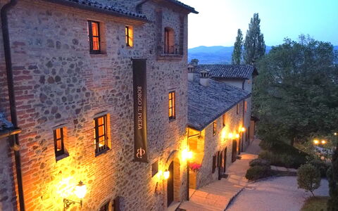 Borgo Al Castello: Cielo, Ventana, Edificio, Planta, Árbol, Casa, Oscuridad, Fachada, Paisaje, Ciudad