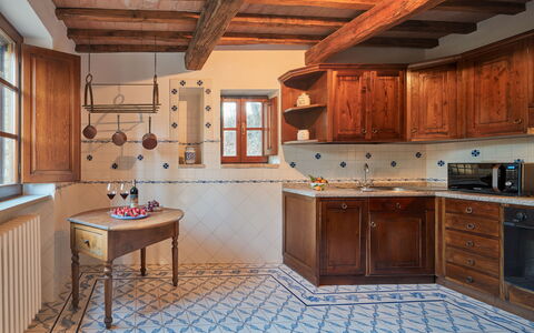 Borgo Al Castello: Gabinetes, Mueble, Mostrador, Ventana, Cocina, Edificio, Madera, Diseño De Interiores, Aparato De Cocina, Estufa De Cocina