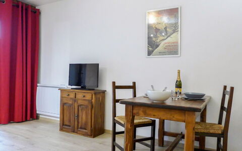 Le Pramouny: Mueble, Habitación, Propiedad, Diseño De Interiores, Suelo, Mesa, Pared, Edificio, Casa, Comedor