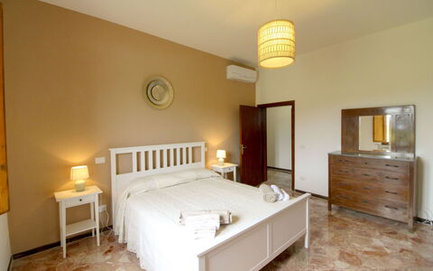 Casa Angela: Cama, Mueble, Habitación, Diseño De Interiores, Suelo, Pared, Piso, Sábana, Madera, Lecho